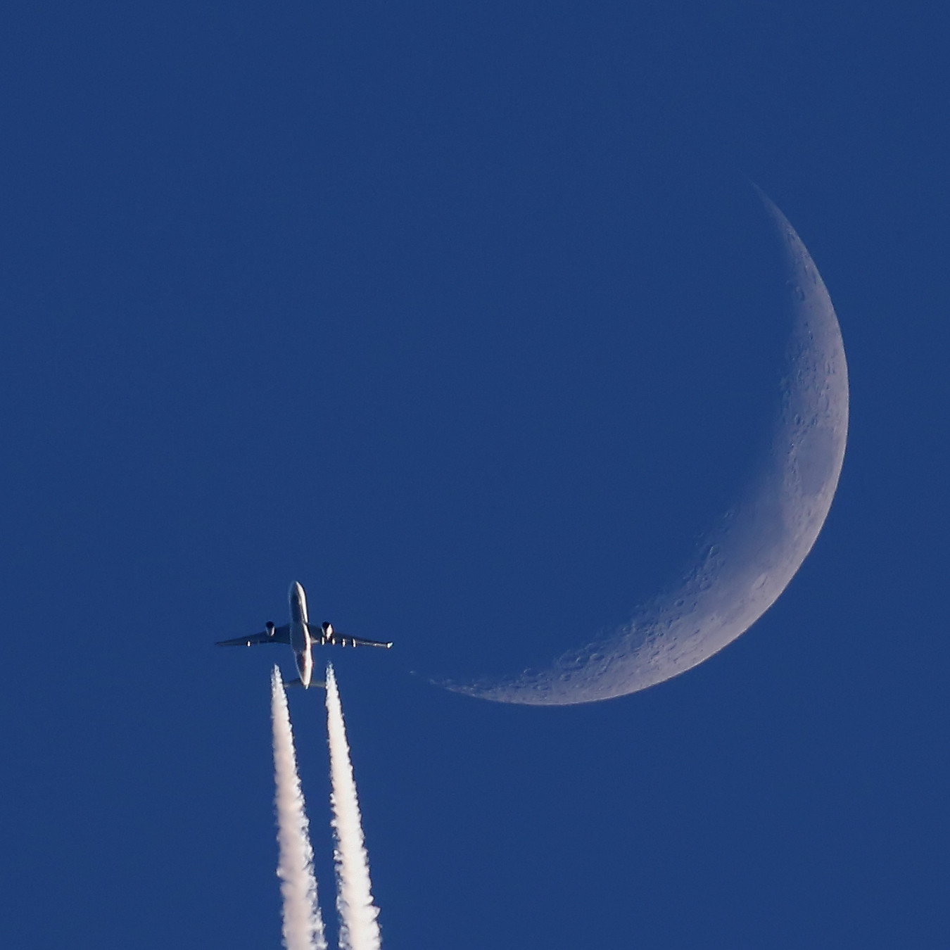 Foto de la Luna y un avión tomada desde South Yorkshire, Inglaterra