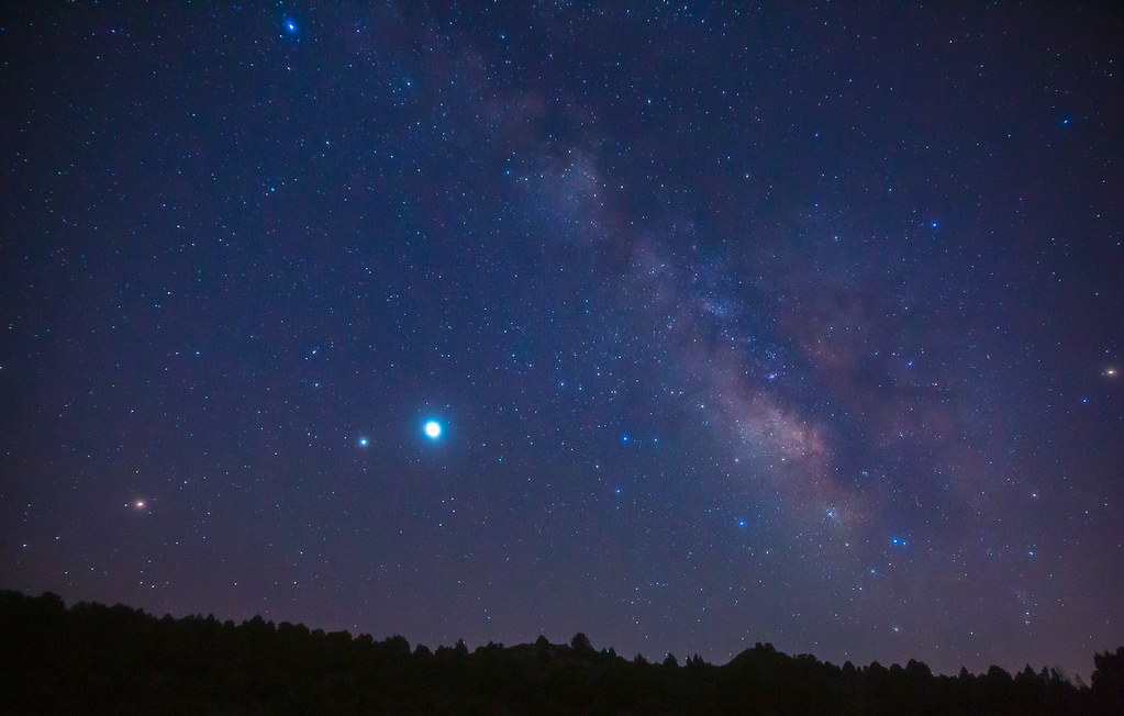 Imagen de la Vía Láctea, Marte, Saturno y Júpiter