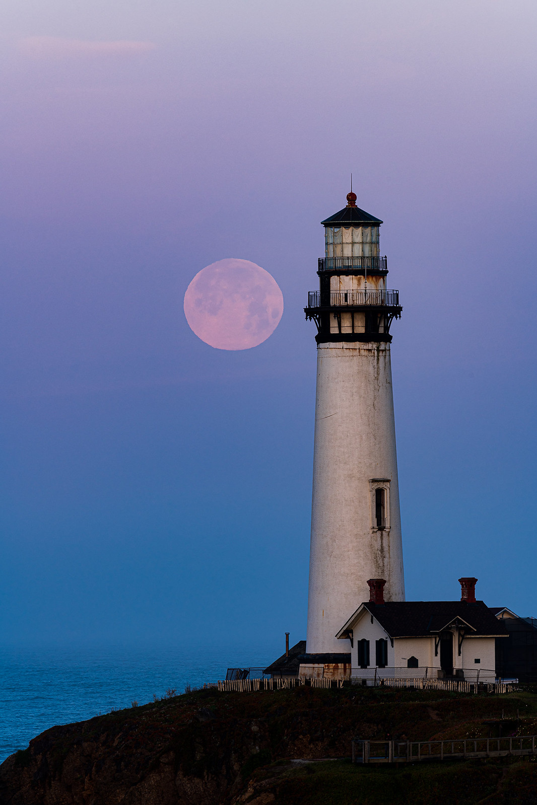 La puesta de la Luna captada desde Pescadero, California