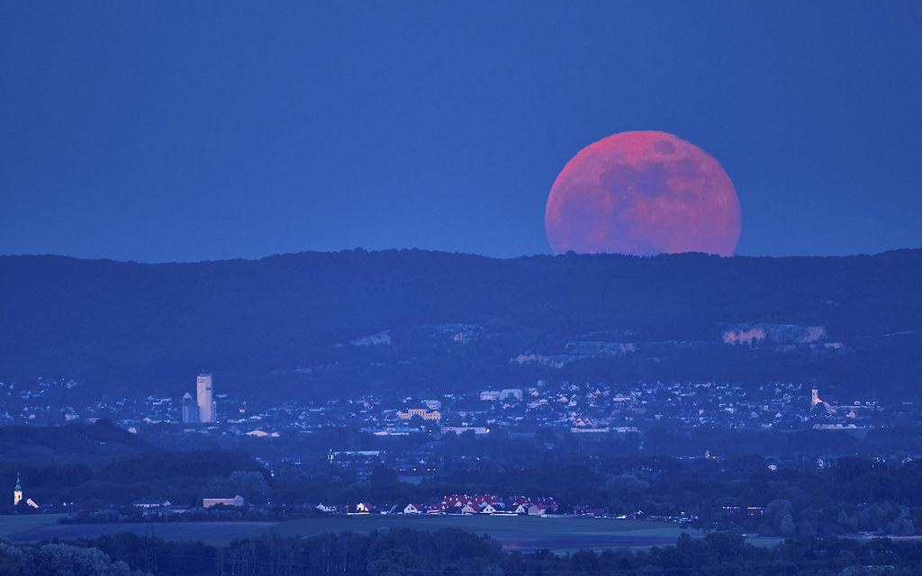 La salida de la Luna fotografiada desde Mannersdorf, Alemania