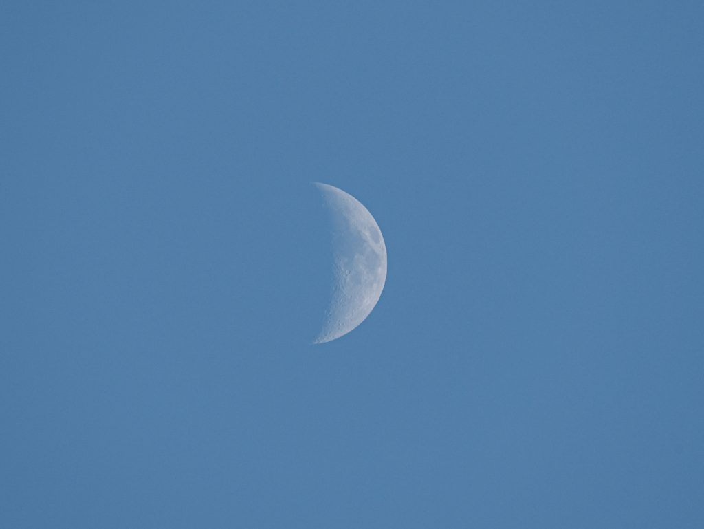 Fotos de la Luna creciente tomadas desde Zaragoza, España
