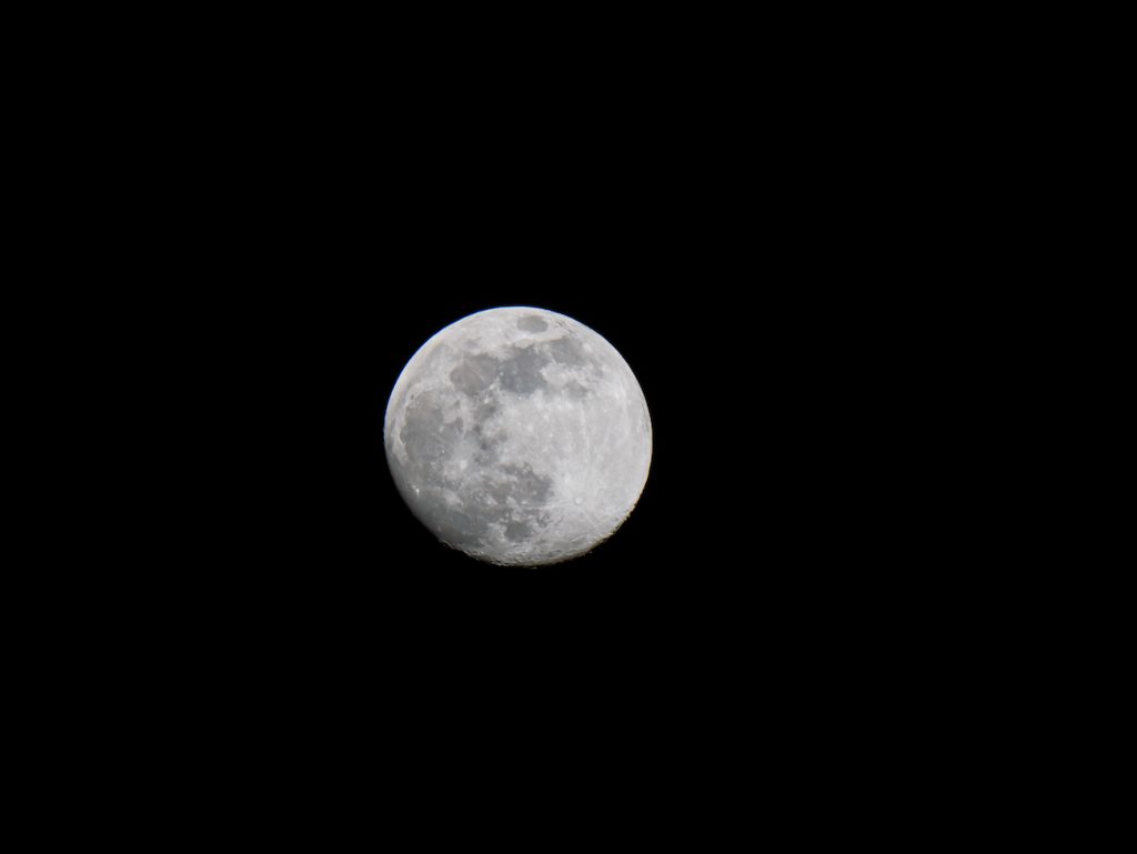 La Luna gibosa creciente captada desde Zaragoza, España