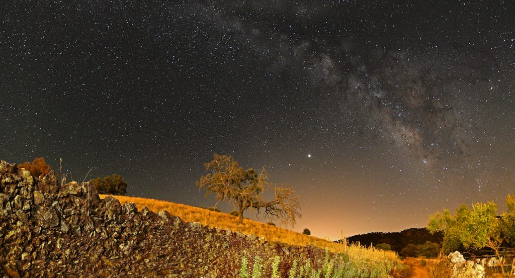 Imagen de la Vía Láctea, Júpiter y Saturno, tomada desde Valdepeñas, España