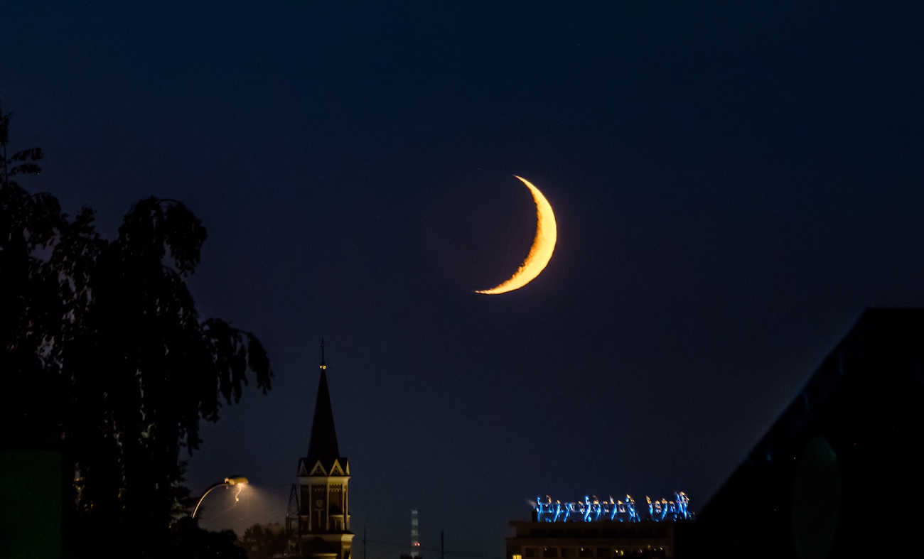 Foto de la Luna creciente tomada desde Bialystok, Polonia
