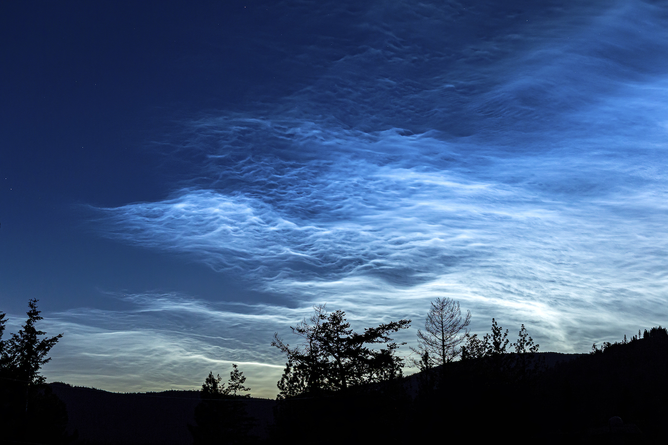 Nubes noctilucentes captadas desde la Columbia Británica, Canadá