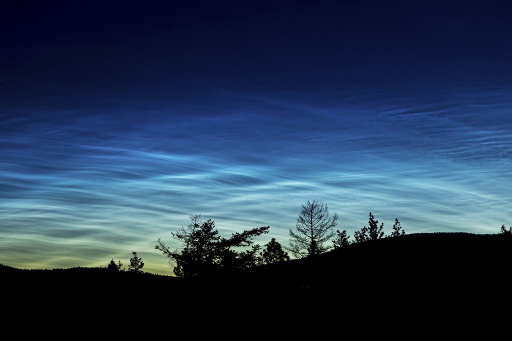 Nubes noctilucentes captadas desde la Columbia Británica, Canadá