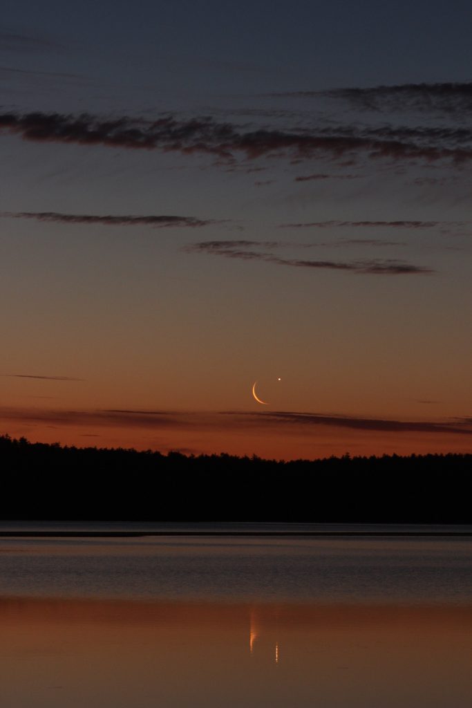 Foto de la conjunción de la Luna menguante y Venus, tomada desde Nuevo Hampshire