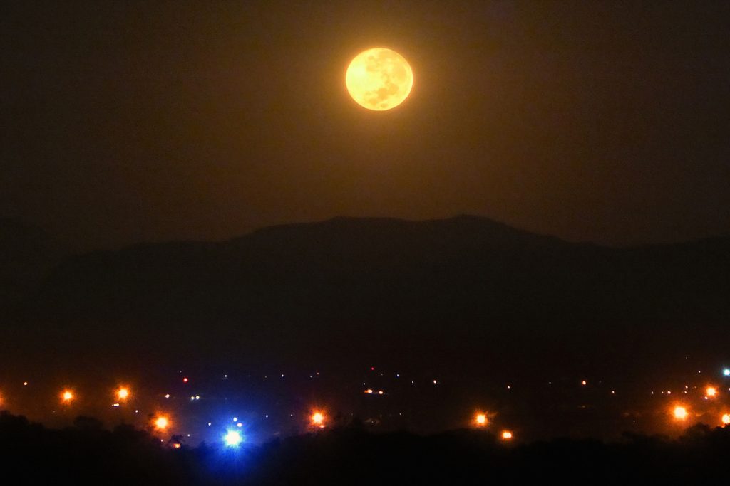 La puesta de la Luna captada desde Mutare, Zimbabue