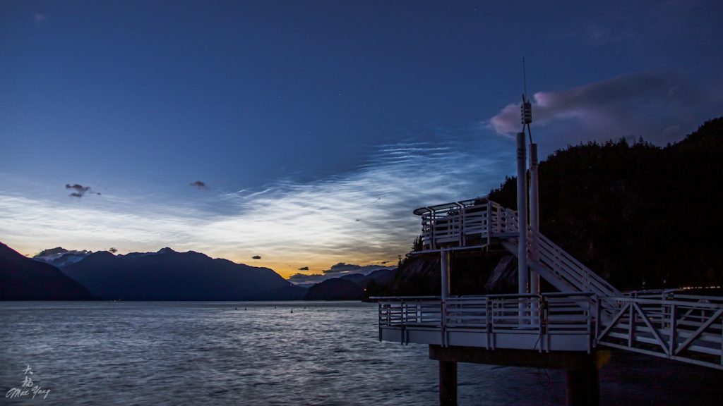 Nubes noctilucentes fotografiadas desde la Columbia Británica, Canadá