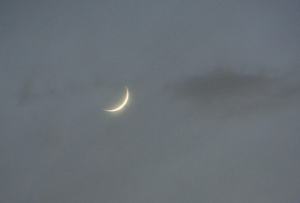Foto de la Luna creciente tomada desde Yunquera, Málaga