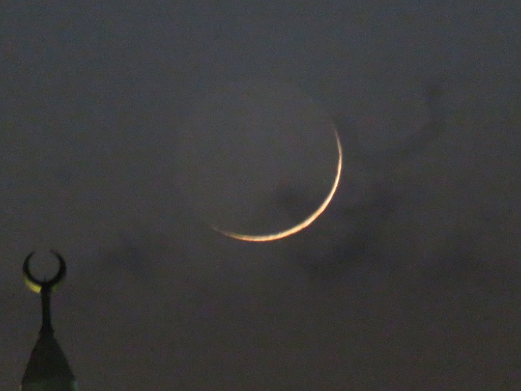 La Luna creciente fotografiada desde Trípoli, Libia