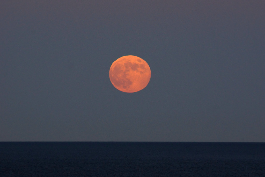 La Luna fotografiada sobre la Bahía de Poole, Inglaterra