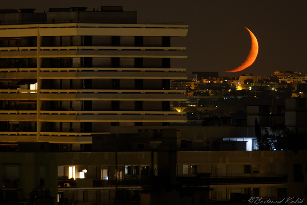 La puesta de la Luna creciente captada desde París, Francia