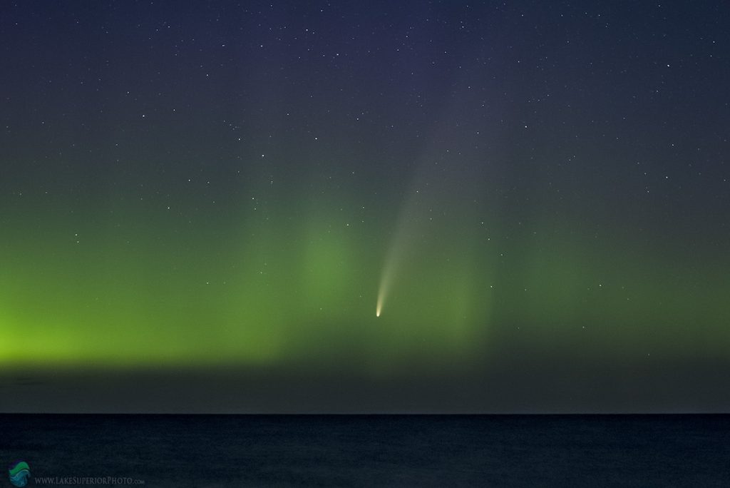 Imagen de auroras boreales y el Cometa C/2020 F3 (NEOWISE) tomada desde Míchigan