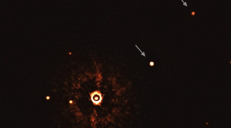 El VLT obtiene las primeras imágenes de dos exoplanetas gigantes orbitando una estrella similar al Sol