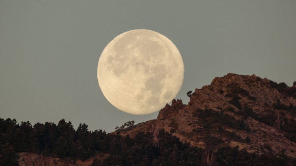 La puesta de la Luna captada desde Sierra de las Nieves, Málaga
