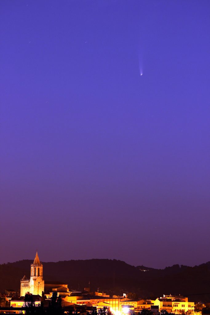 Foto del Cometa C/2020 F3 (NEOWISE) tomada desde Cassà de la Selva, Girona