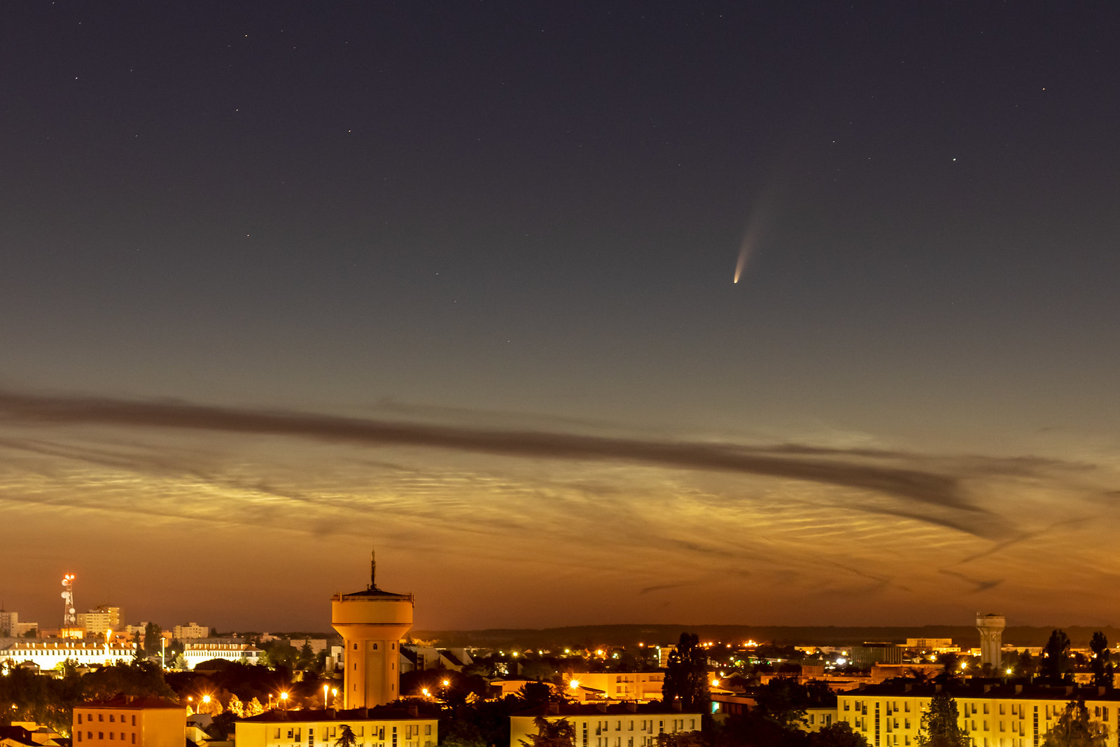 Foto del Cometa C/2020 F3 (NEOWISE) tomada desde Poitiers, Francia