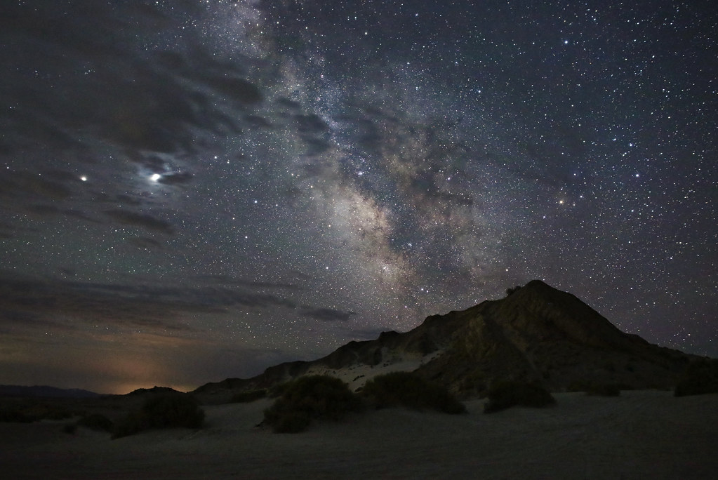 Imagen de Júpiter, Saturno y la Vía Láctea tomada desde Utah, Estados Unidos