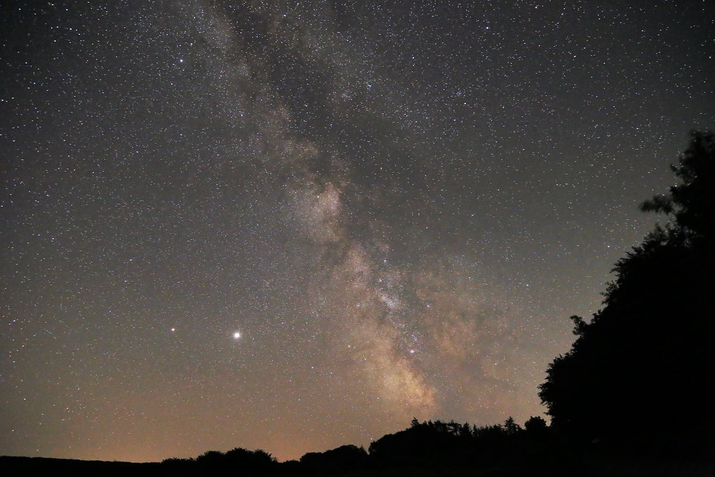 Imagen de la Vía Láctea, Saturno y Júpiter, tomada desde Devon, Inglaterra