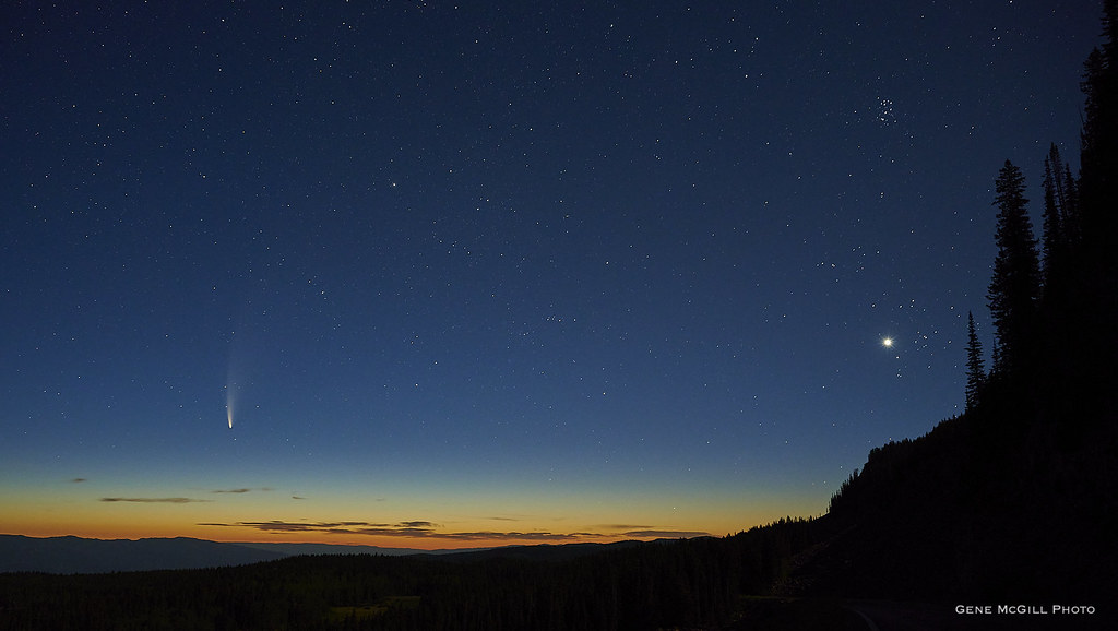 Imagen del Cometa C/2020 F3 (NEOWISE), Venus y las Pléyades