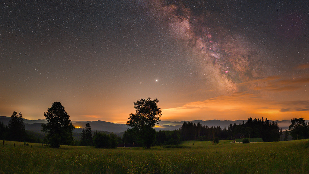 La Vía Láctea, Saturno y Júpiter, fotografiados desde Staré Hamry, República Checa