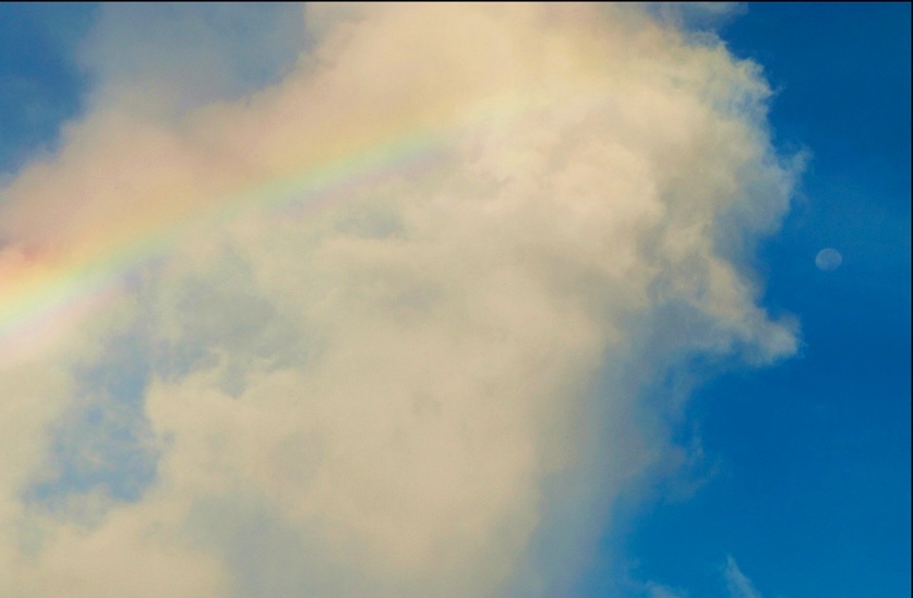 Imagen de un arcoíris y la Luna tomada desde Saipán, Islas Marianas del Norte
