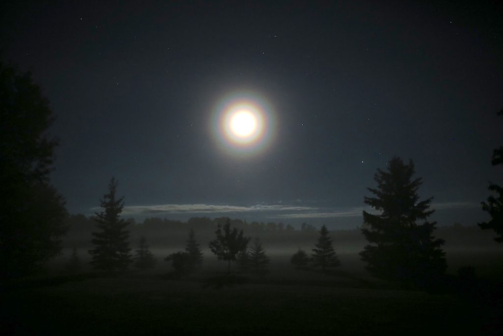 La Luna, Saturno y Júpiter, captados desde la provincia de Ontario, Canadá