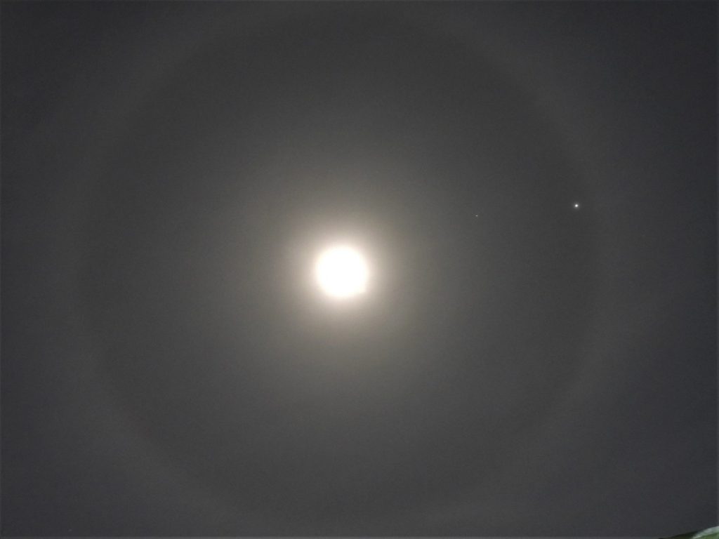 Foto de un halo lunar, Saturno y Júpiter, tomada desde la India