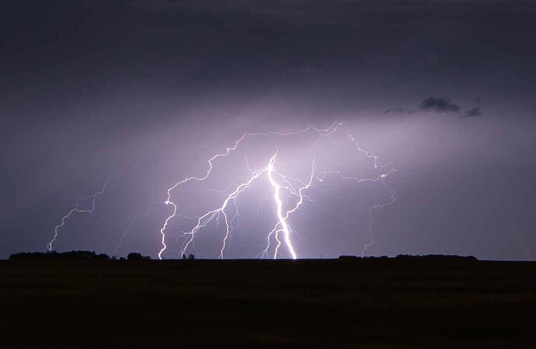 Fotografía de una tormenta eléctrica tomada desde Saskatchewan, Canadá