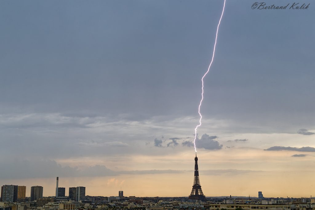 Fotografía de un rayo impactando la Torre Eiffel (11-agosto-2020)