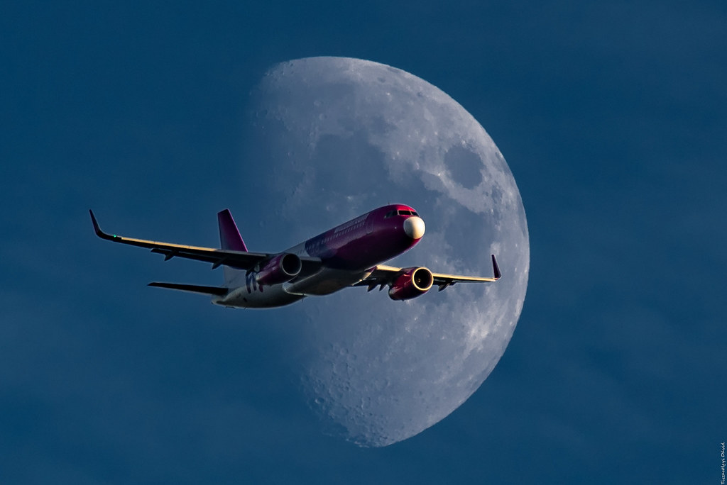 Foto de la Luna y un avión tomada desde Budapest, Hungría