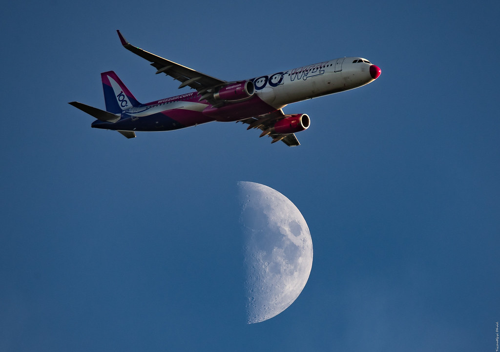 Foto de la Luna y un avión tomada desde Hungría