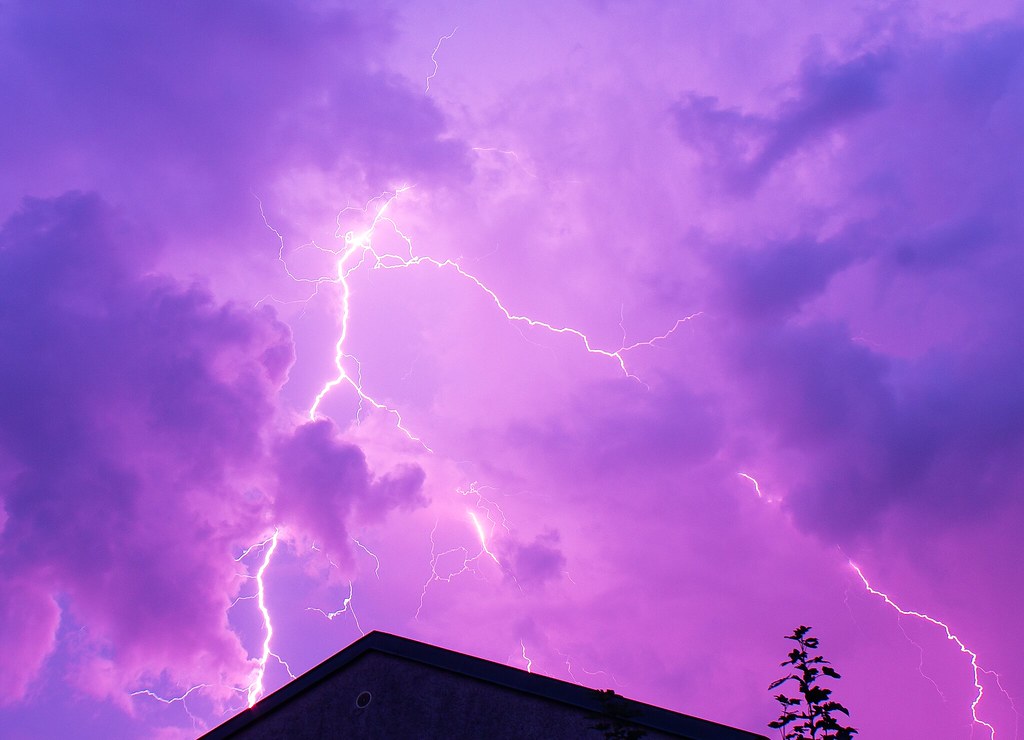 Fotografía de una tormenta eléctrica tomada desde Francia