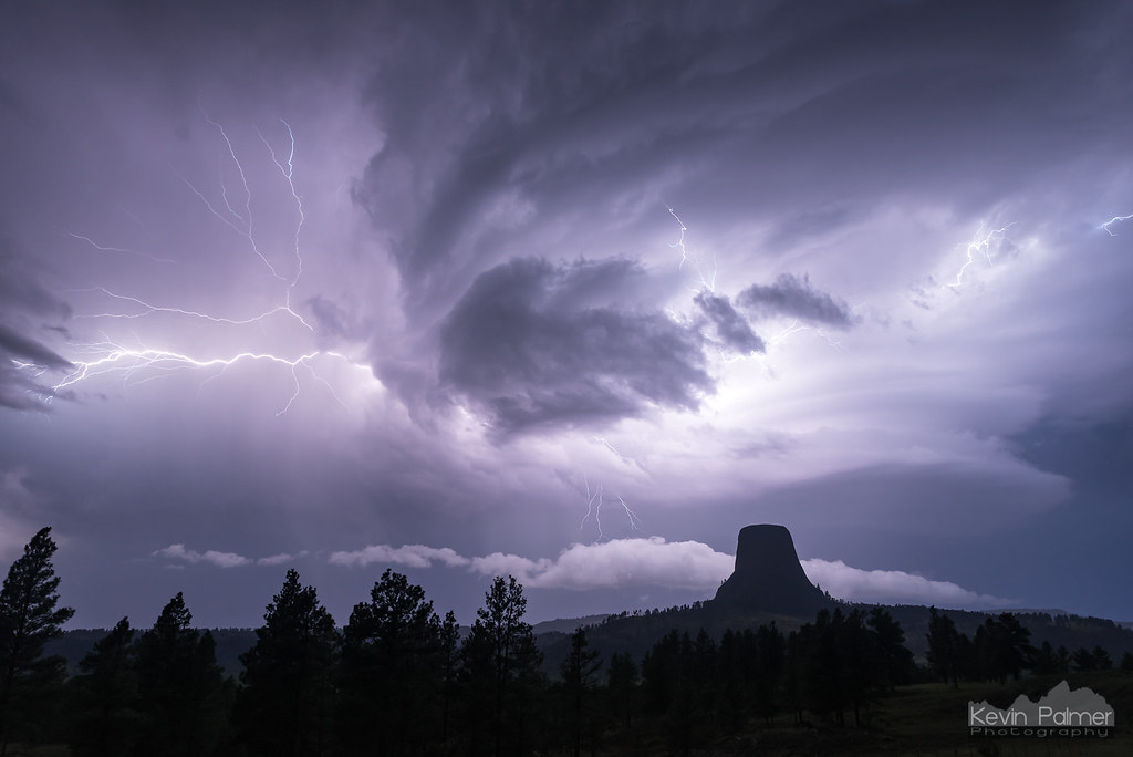 Imagen de una tormenta y la Torre del Diablo tomada desde Wyoming, Estados Unidos