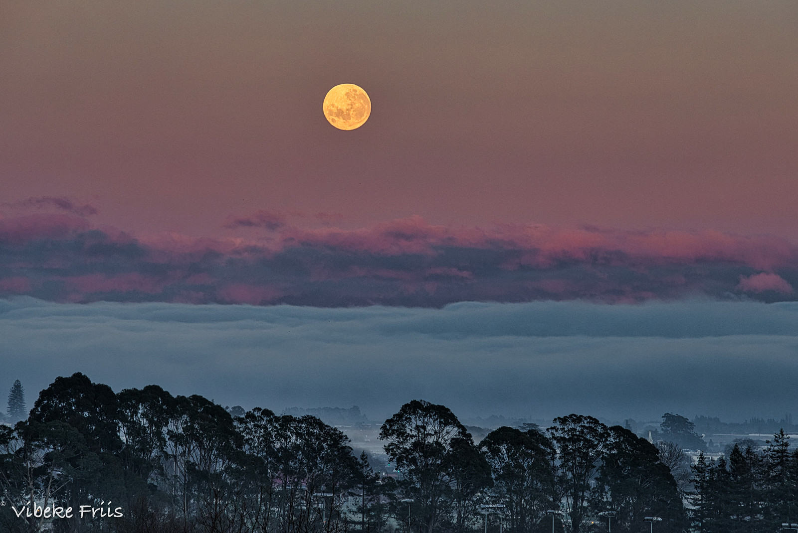 La Luna fotografiada al amanecer desde Stoke, Nueva Zelanda
