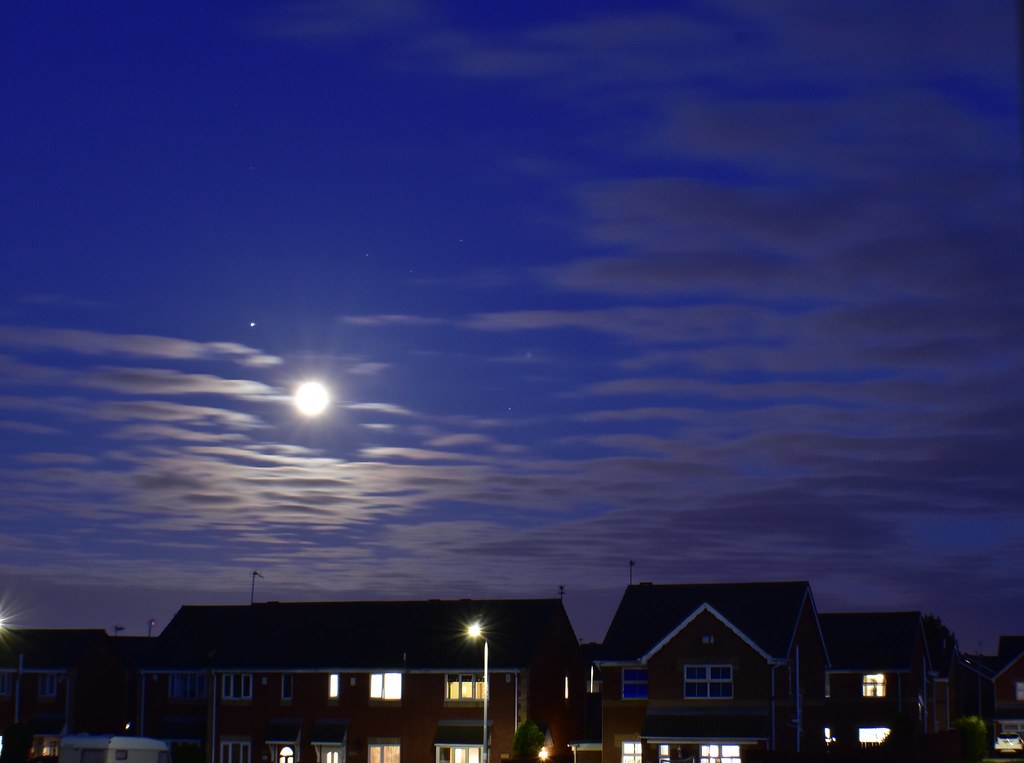 La Luna y Júpiter fotografiadas sobre Kingston upon Hull, Inglaterra