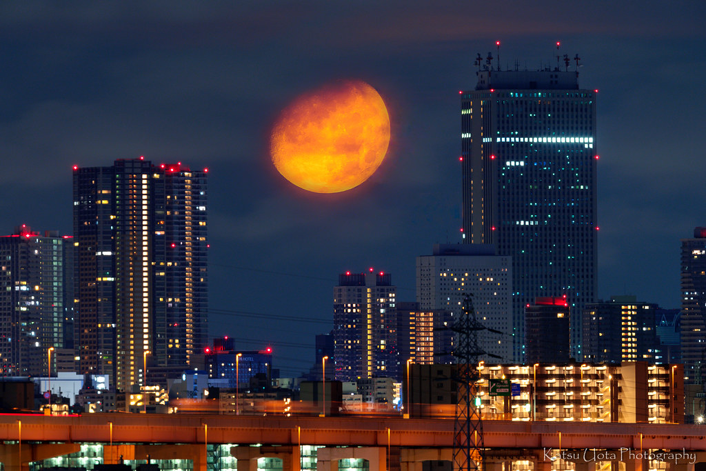 La puesta de la Luna fotografiada desde Tokio, Japón