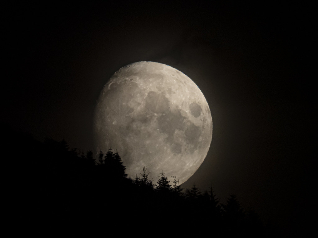 La salida de la Luna fotografiada desde Escocia