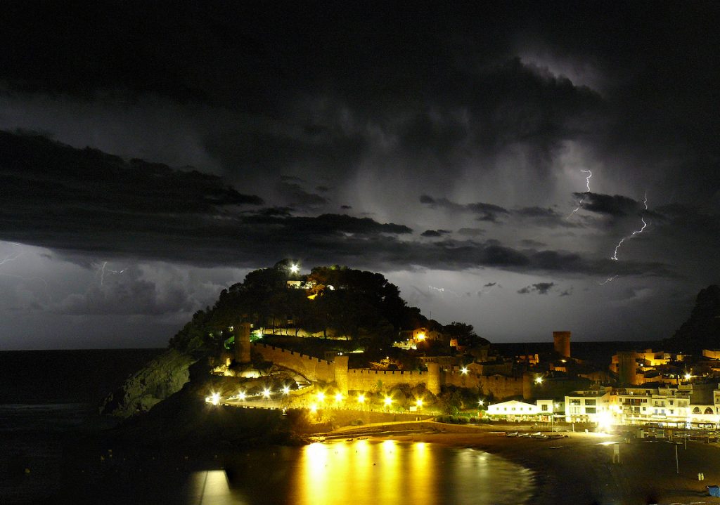 Imagen de una tormenta captada desde Tossa de Mar, Girona