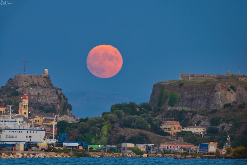 La salida de la Luna llena captada desde la isla de Corfú, Grecia