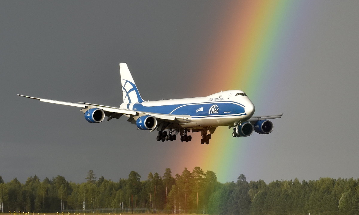 Arcoíris fotografiado desde el aeropuerto de Oslo-Gardermoen