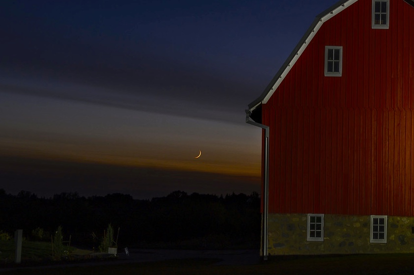 La Luna creciente captada al anochecer en Minneapolis, Minnesota