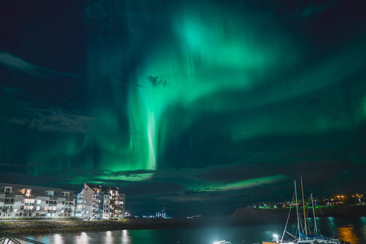 Foto de auroras boreales tomada desde Reikiavik, Islandia