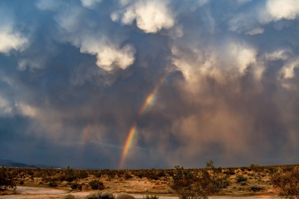Imagen de un arcoíris captado al atardecer en Ridgecrest, California