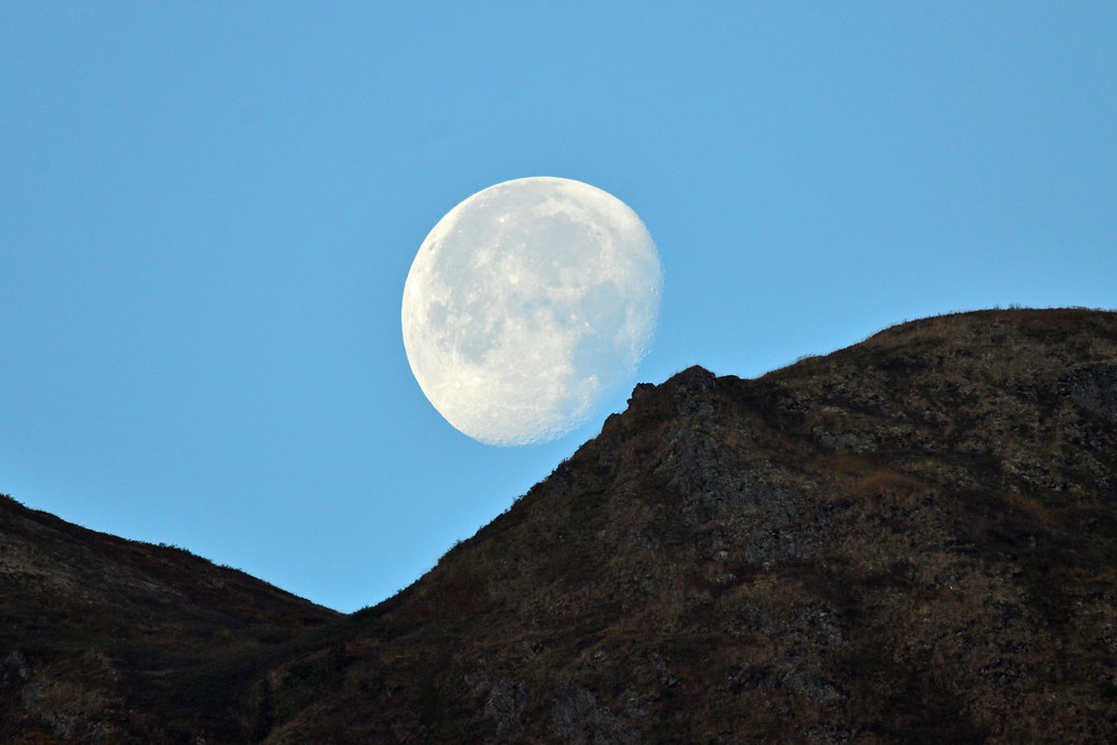 Foto de la puesta de la Luna fotografiada desde Alaska