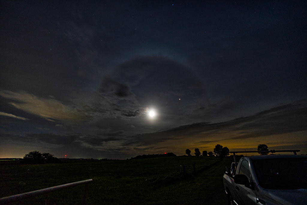 Foto de un halo lunar y Marte tomada desde Minnesota, Estados Unidos