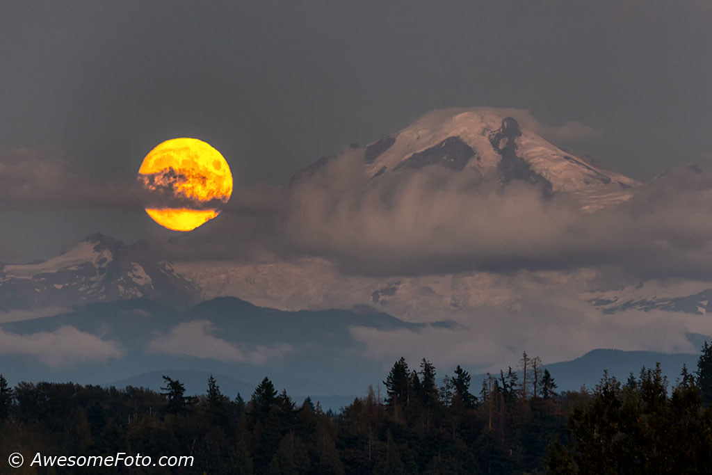 Fotografía de la salida de la Luna sobre el Monte Baker, Washington