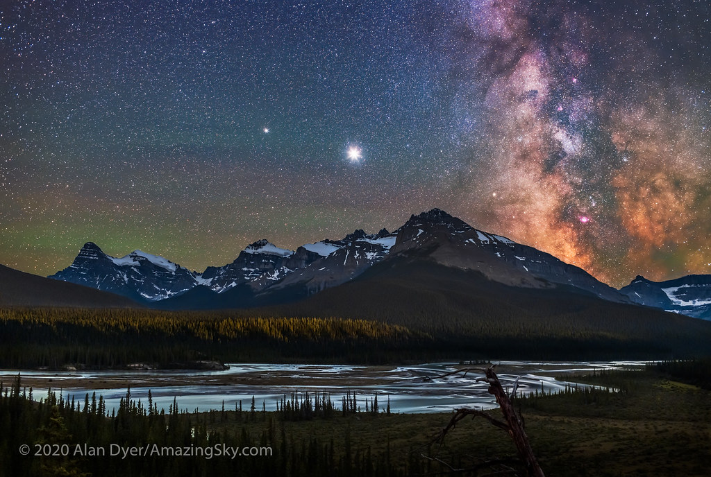 Imagen de Júpiter, Saturno y la Vía Láctea, tomada desde Alberta, Canadá