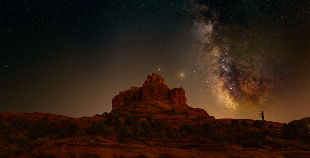 Imagen de la Vía Láctea tomada desde Bell Rock, Arizona